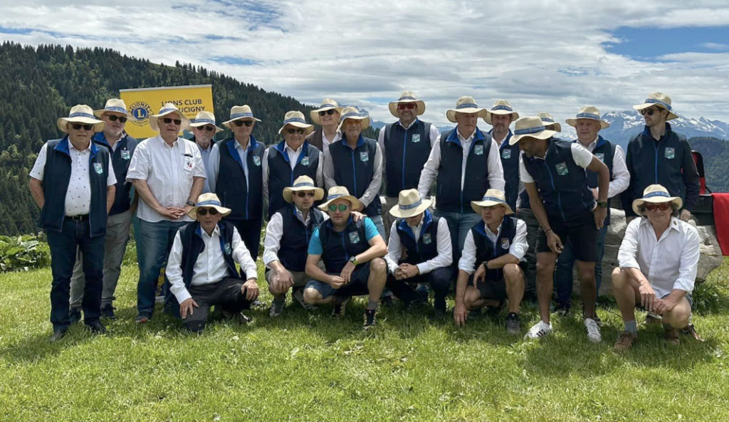 Les membres du Lions Club du Faucigny lors de la passation de présidence le dimanche 16 juin 2024